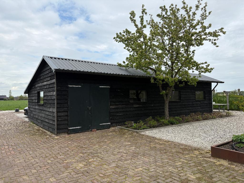 Schuur van zwarte douglas planken en sandwichpanelen dak, Ophalen, Gebruikt, Hout, Overige typen