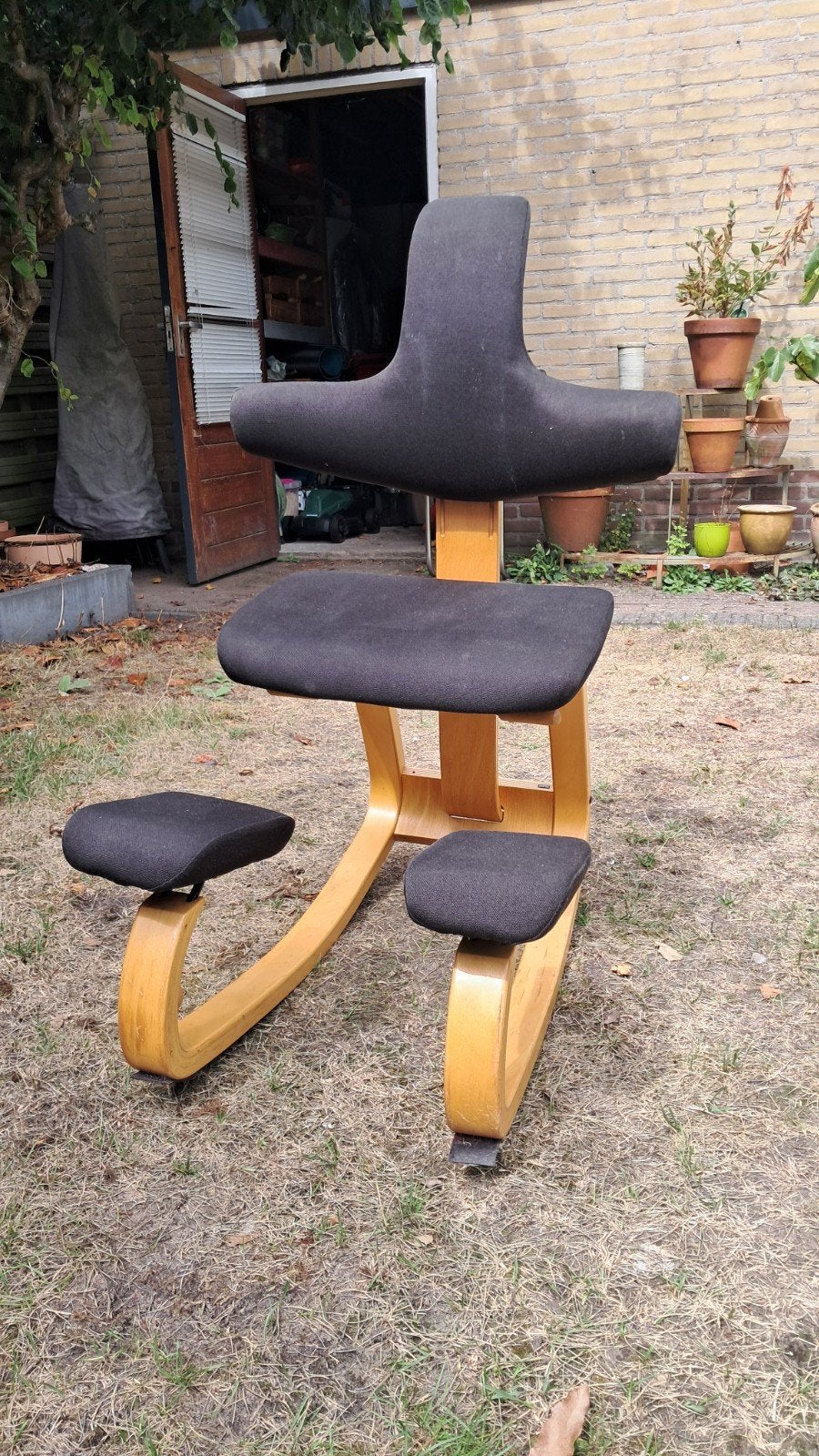 Varier Stokke Kniestoel - Ergonomisch en Comfortabel, Huis en Inrichting, Stoelen, Ophalen, Zwart, Zo goed als nieuw, Stof
