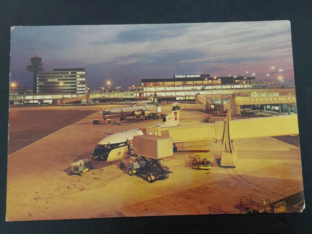 Luchthaven Schiphol bij avond, Amsterdam, ongelopen., Verzamelen, Verzenden, 1960 tot 1980, Ongelopen, Voertuig