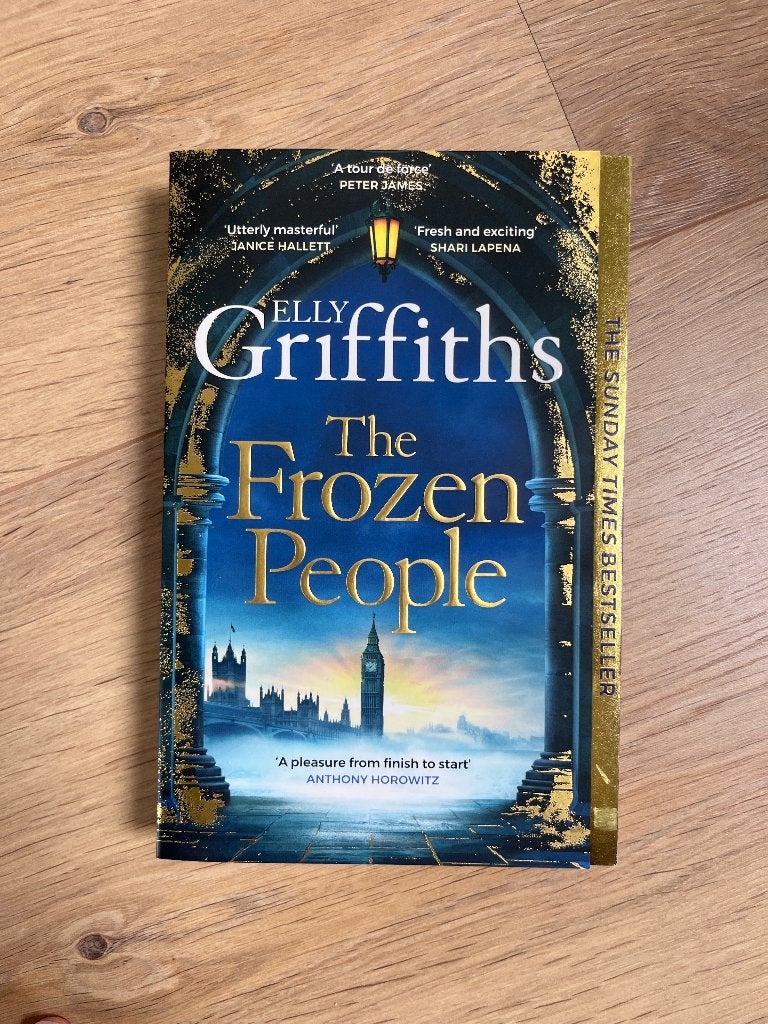 The Frozen People, Boeken, Ophalen of Verzenden, Gelezen, Elly Griffiths