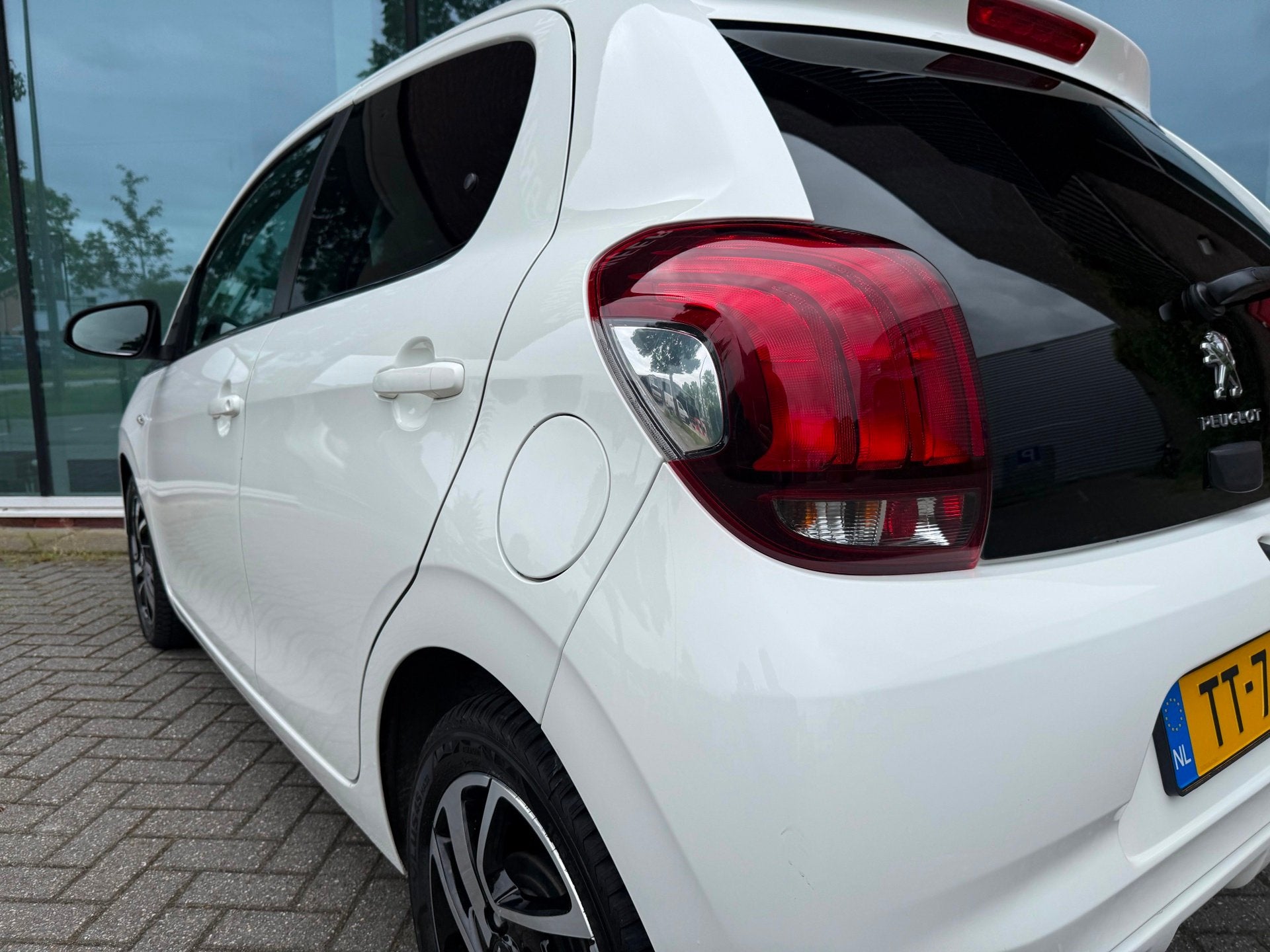 Peugeot 108 1.0 e-VTi Allure TOP! - Media - Airco - Pack Loo, Voorwielaandrijving, Stof, Gebruikt, 4 stoelen