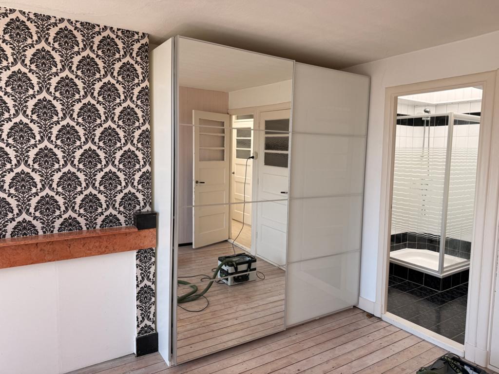 Witte ikea pax kledingkast met spiegel en schuifdeuren, Huis en Inrichting, Kasten | Kledingkasten, Ophalen, Overige materialen