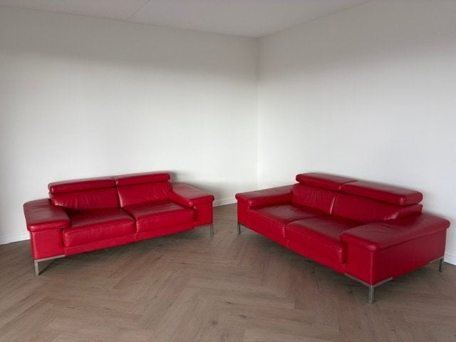 Twee rode leren tweezits banken in Breda, Ophalen, 100 tot 125 cm, 150 tot 200 cm, Tweepersoons
