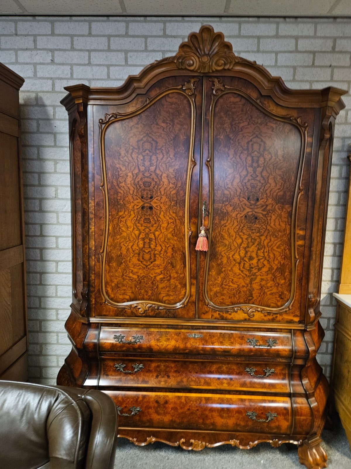 Prachtige noten kast met sierlijke details, Ophalen