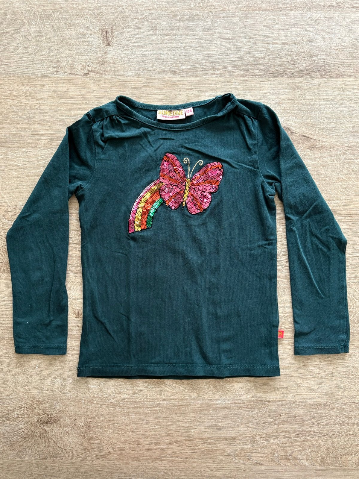 Donkergroen shirt met vlinder en regenboog pailletten, Ophalen of Verzenden, Gebruikt, Meisje, Shirt of Longsleeve