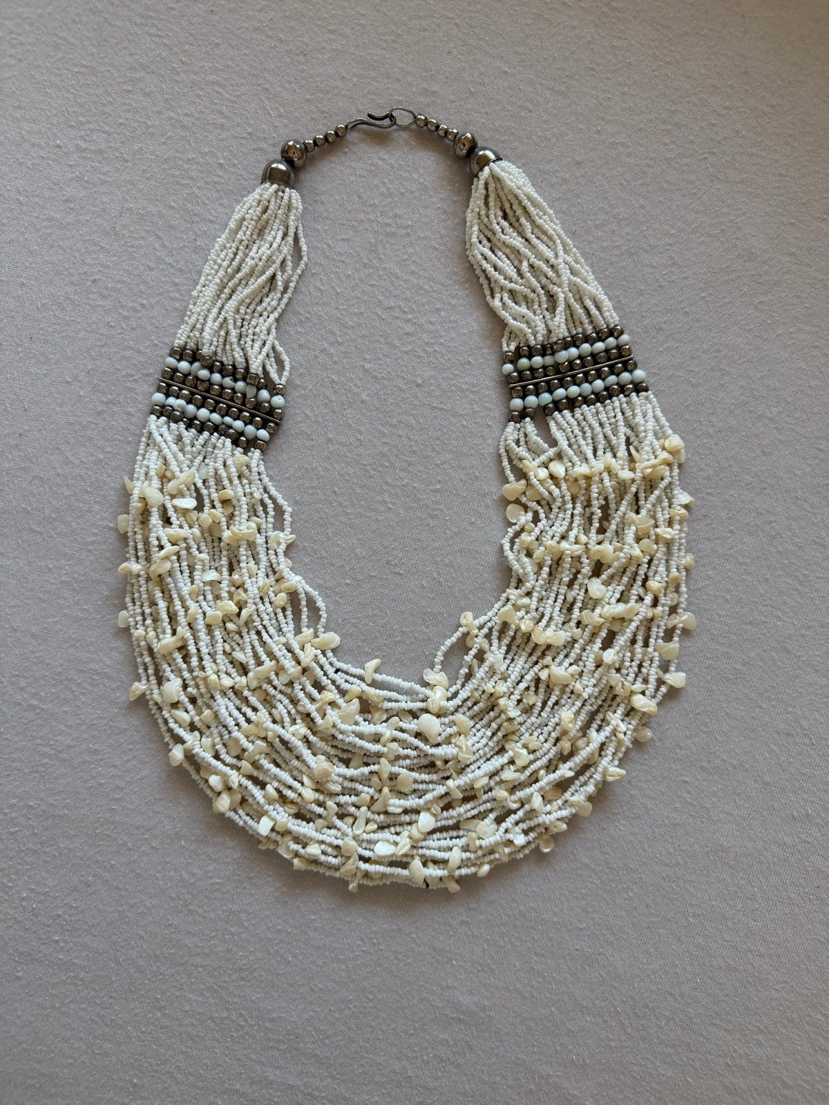 Vintage Navajo ketting met zaadkralen, schelpen en parelmoer, Ophalen of Verzenden, Gebruikt, Wit, Overige materialen