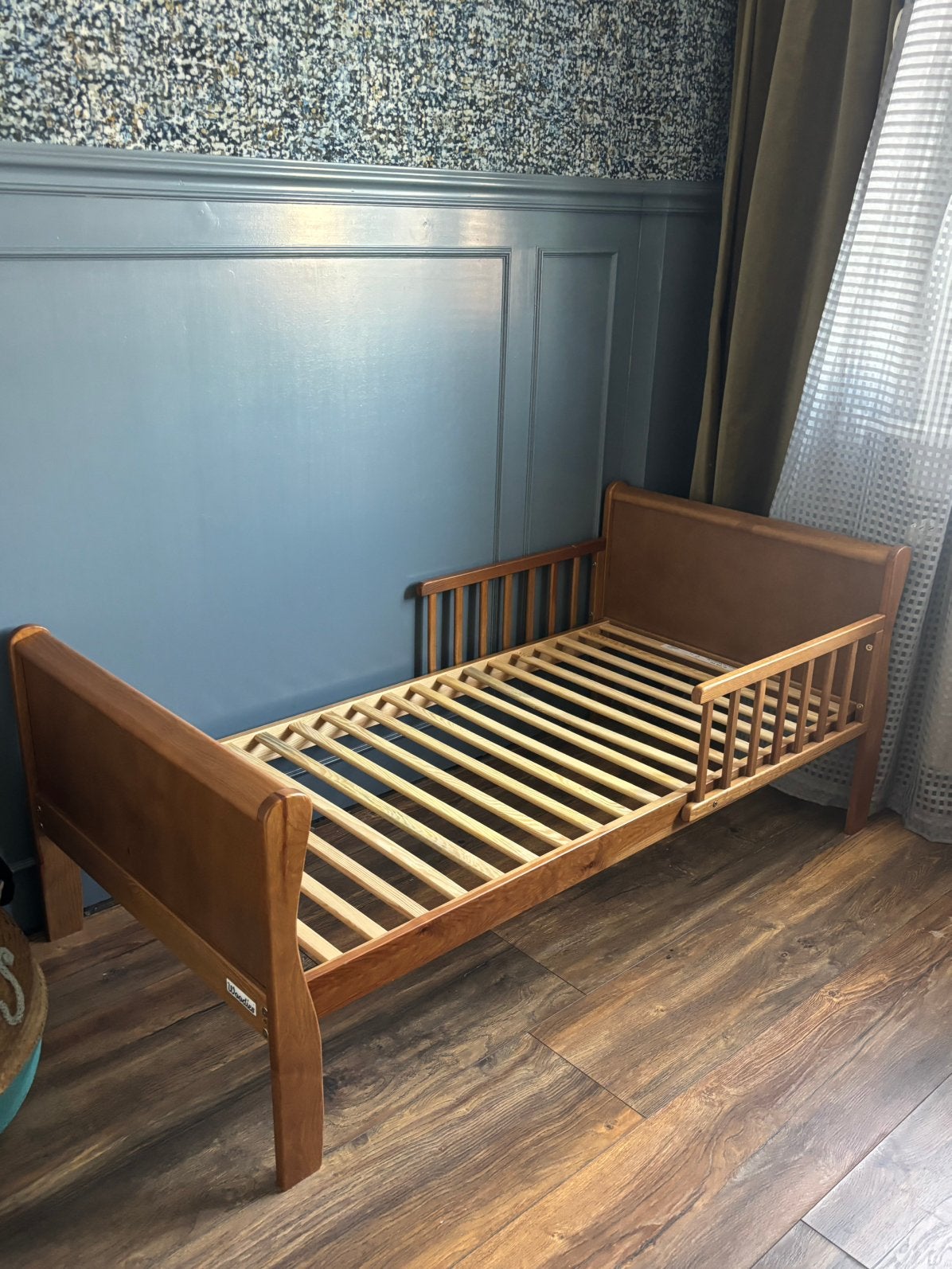 Woodies peuterbed walnoot hout | Inclusief lattenbodem, Ophalen, Gebruikt, 70 tot 85 cm, 140 tot 160 cm