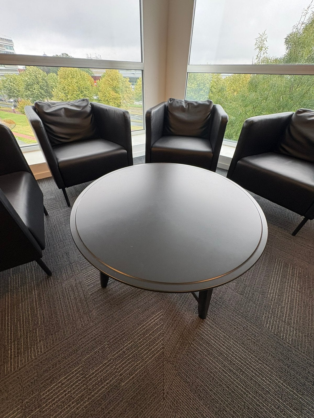 Zithoek - 4 zwarte stoelen en ronde salontafel, Antiek en Kunst, Ophalen