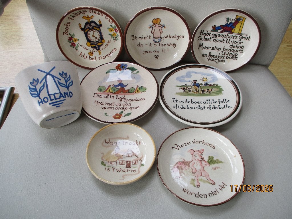 Vlieg-uut - bord/schaal/beker - nederlands - engels - Soest, Meerkleurig, Overige stijlen, Ophalen of Verzenden, Zo goed als nieuw
