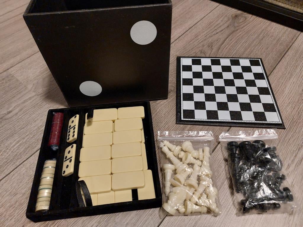Schaak-, domino- en dobbelspel in doos, Hobby en Vrije tijd, Gezelschapsspellen | Bordspellen, Een of twee spelers, Ophalen of Verzenden