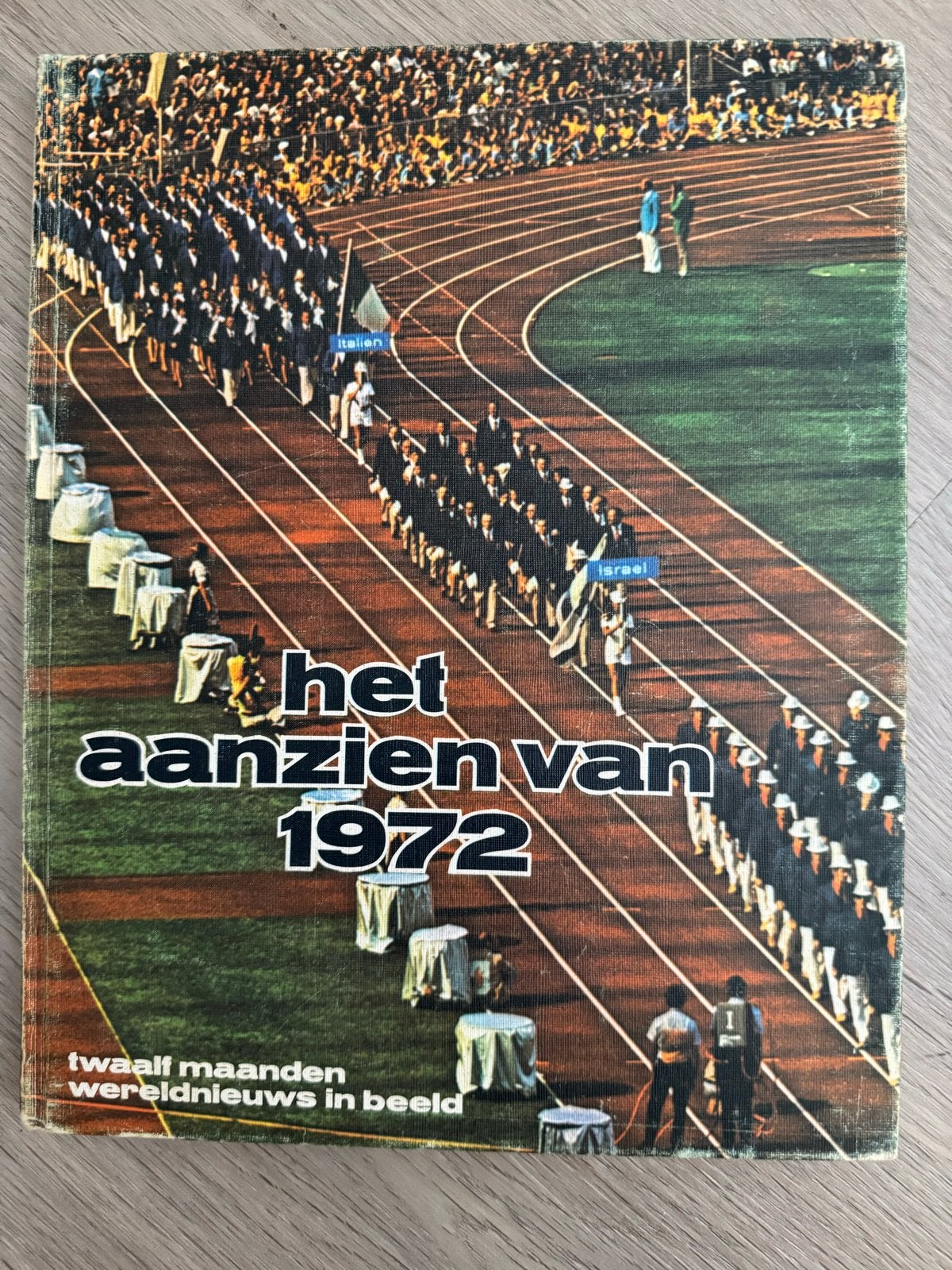 Het Aanzien van 1972 - Twaalf maanden wereldnieuws in beeld, Ophalen of Verzenden, 20e eeuw of later, Gelezen