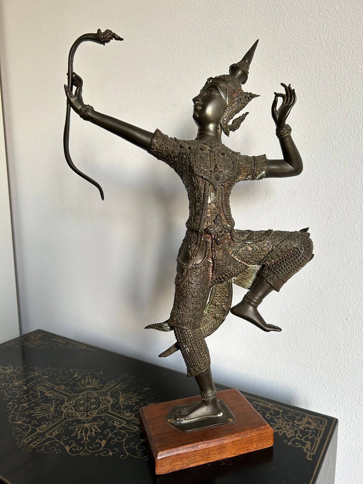 Beeld van prins Rama op een houten sokkel, Antiek en Kunst, Ophalen of Verzenden