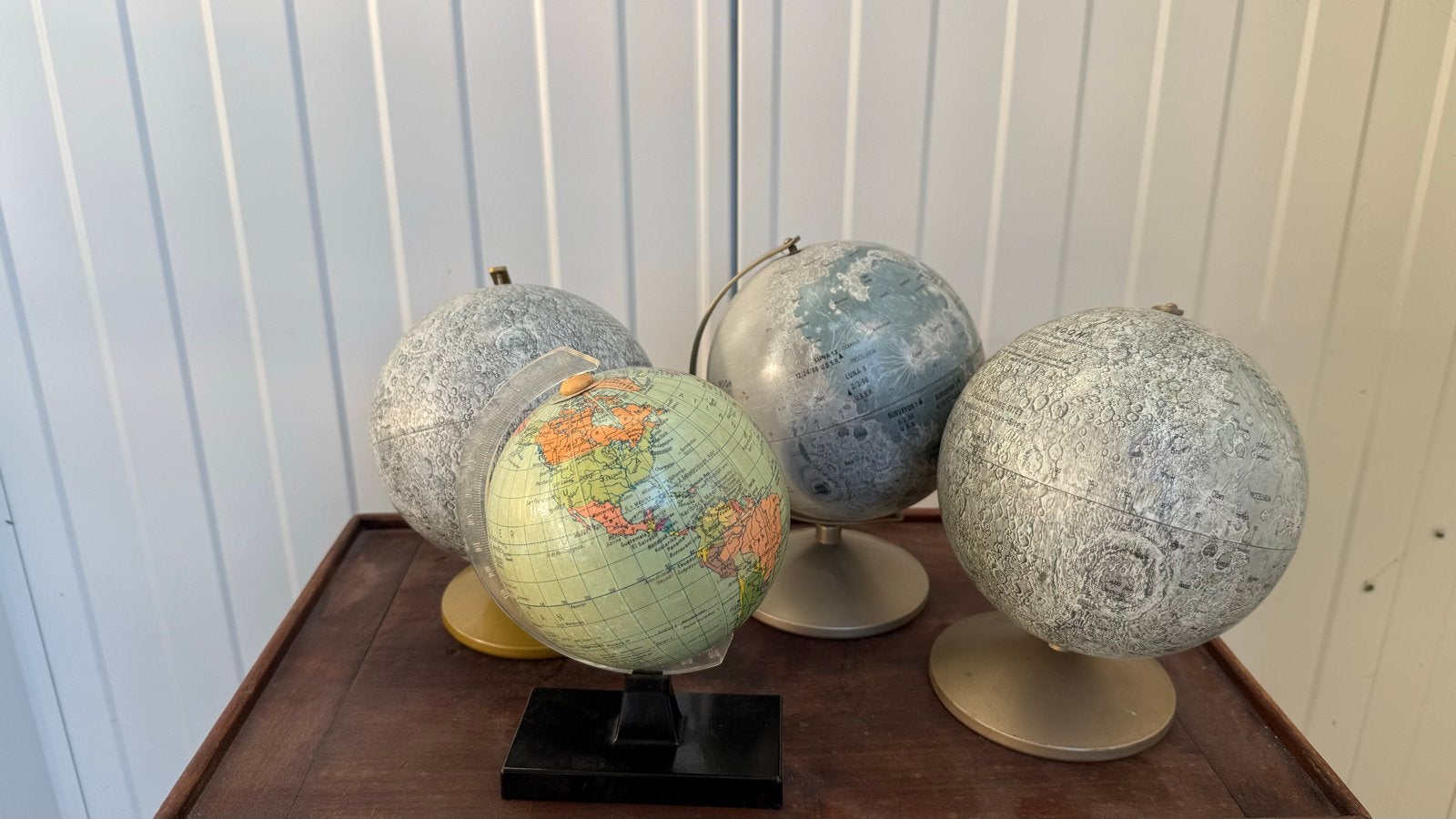 Set van 4 diverse wereldbollen: Aarde, Maan en meer, Huis en Inrichting, Gebruikt, Kunststof, Draaibaar, Ophalen of Verzenden