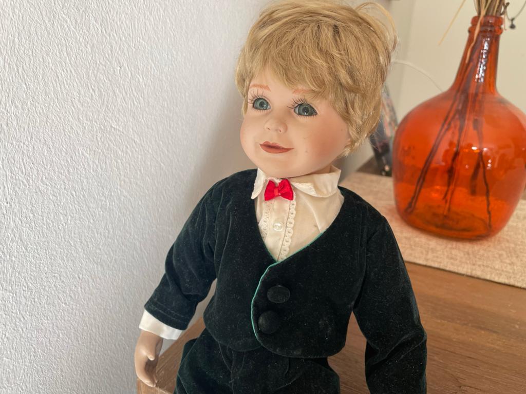 Antieke pop jongen in fluwelen pakje, Verzamelen, Poppen, Ophalen of Verzenden, Gebruikt, Pop