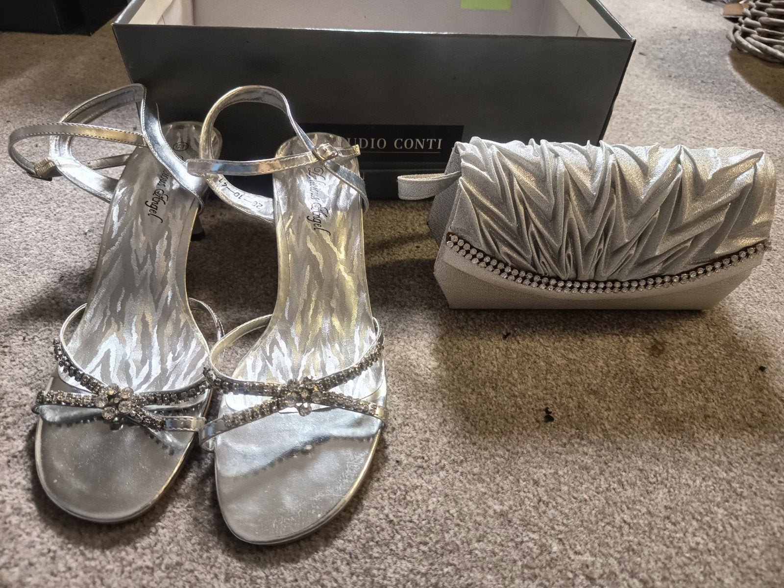 Zilveren sandalen met hak en bijpassende clutch, maat 41, Overige kleuren, Zo goed als nieuw, Delicious Angel, Sandalen of Muiltjes