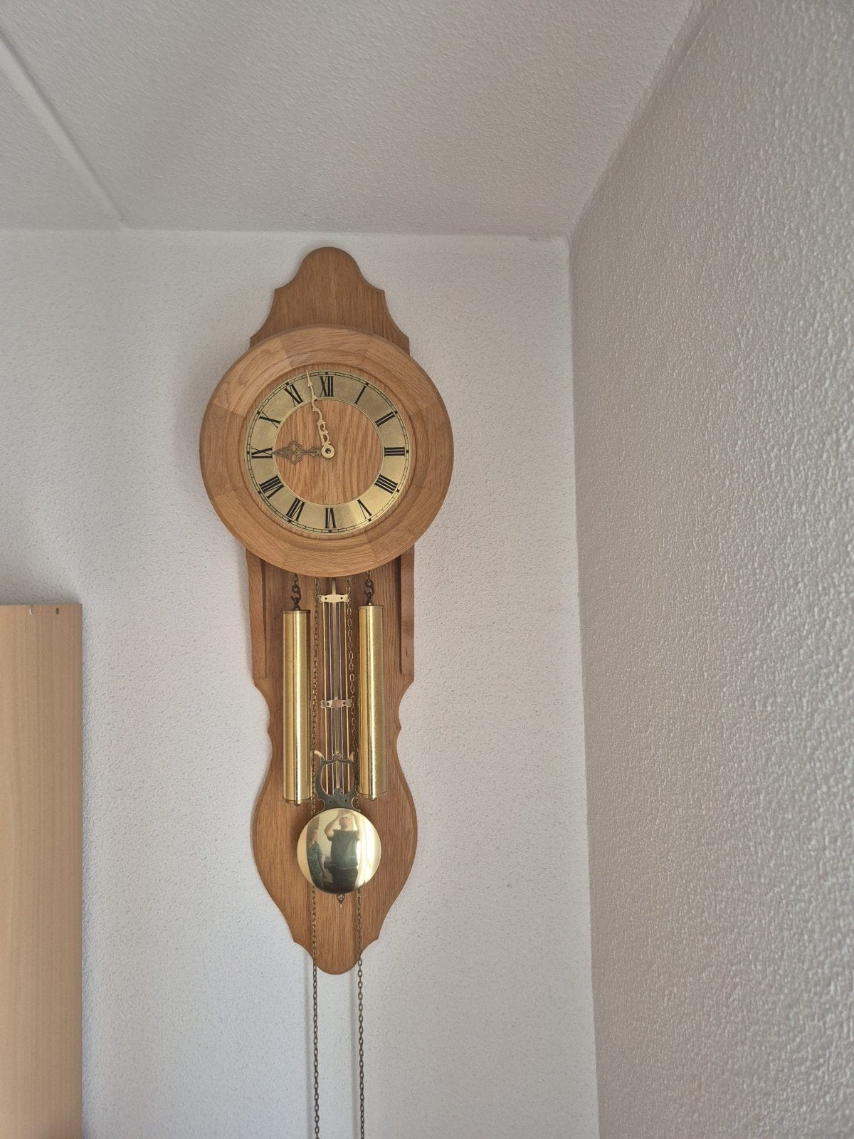 Elegante wandklok met slinger en gewichten, Antiek en Kunst, Antiek | Klokken, Ophalen of Verzenden