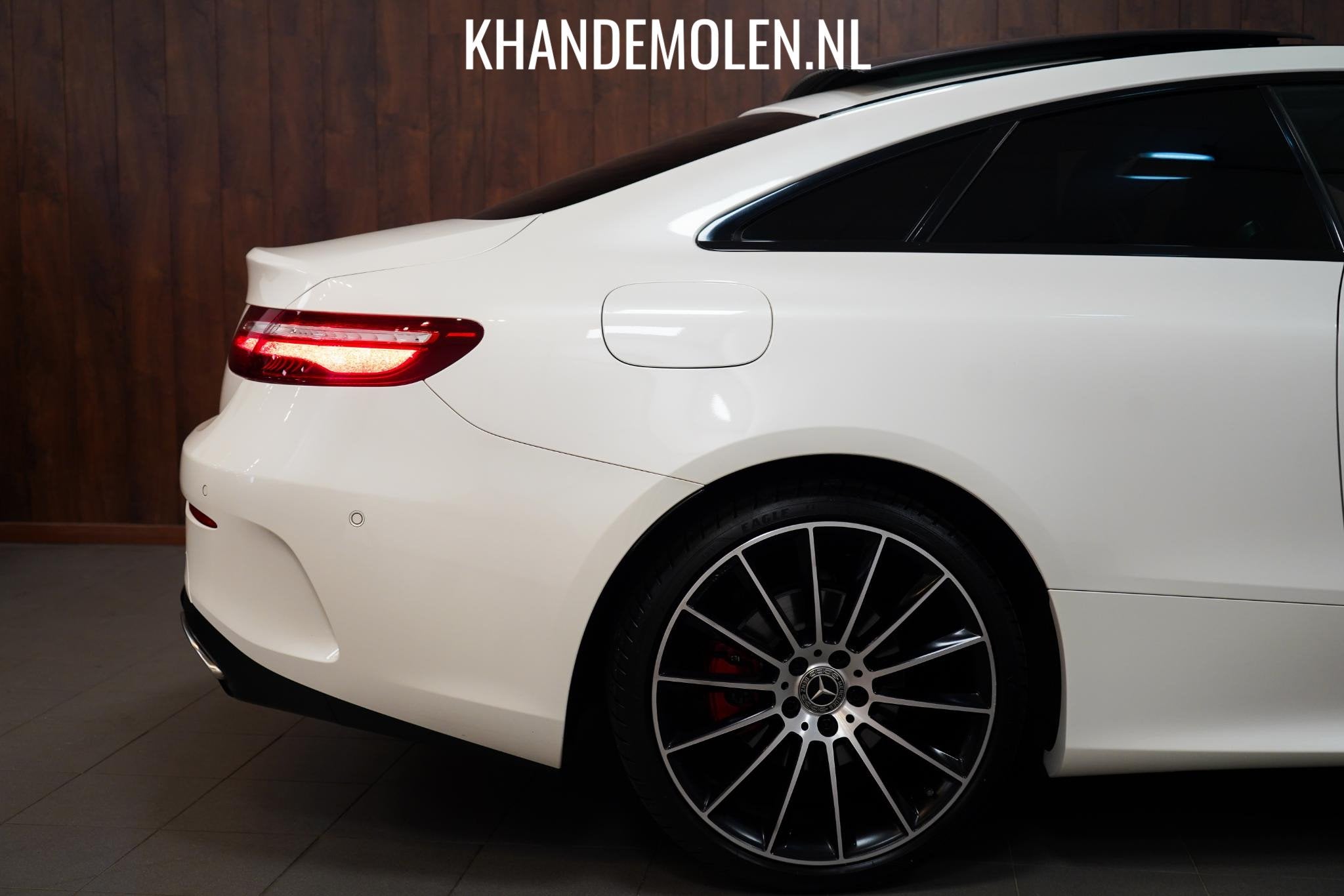 Mercedes-Benz E-klasse Coupé 200 AMG|Pano||Burmester|Massag, Auto's, Automaat, 4 cilinders, 4 stoelen, Wit