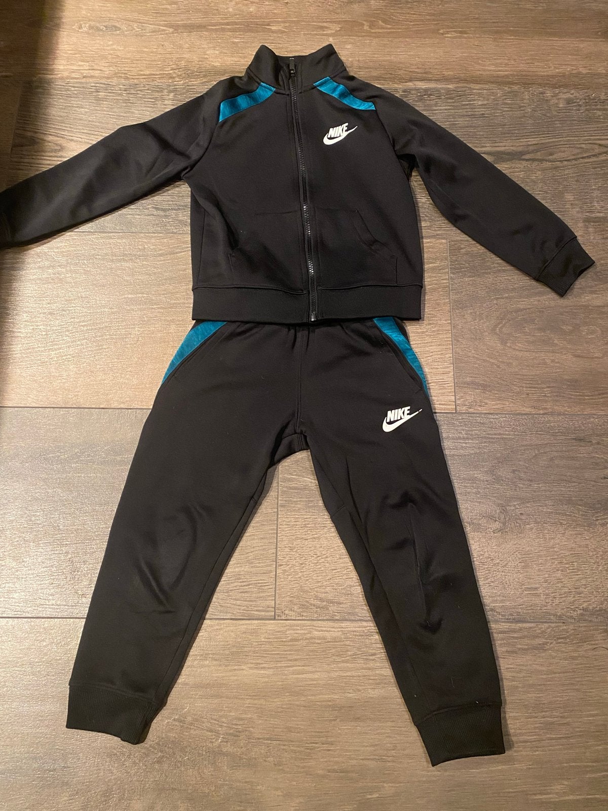 Nike trainingspak zwart maat S 104-110 (4-5 jaar), Kinderen en Baby's, Ophalen of Verzenden, Gebruikt, Jongen of Meisje, Sport- of Zwemkleding