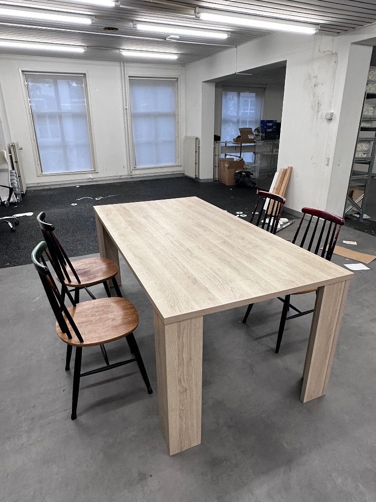 Eettafel met robuuste hoekpoten, Huis en Inrichting, Ophalen, Scandinavische woonstijl, 50 tot 100 cm, Zo goed als nieuw