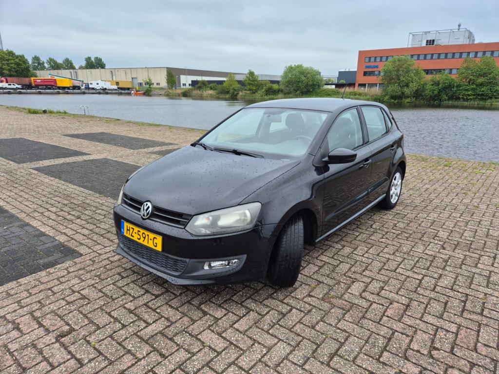 Volkswagen Polo 1.2 TSI 66KW DSG 2013 Zwart, Auto's, Volkswagen, Parkeersensor, Stof, 40 €/maand, Zwart