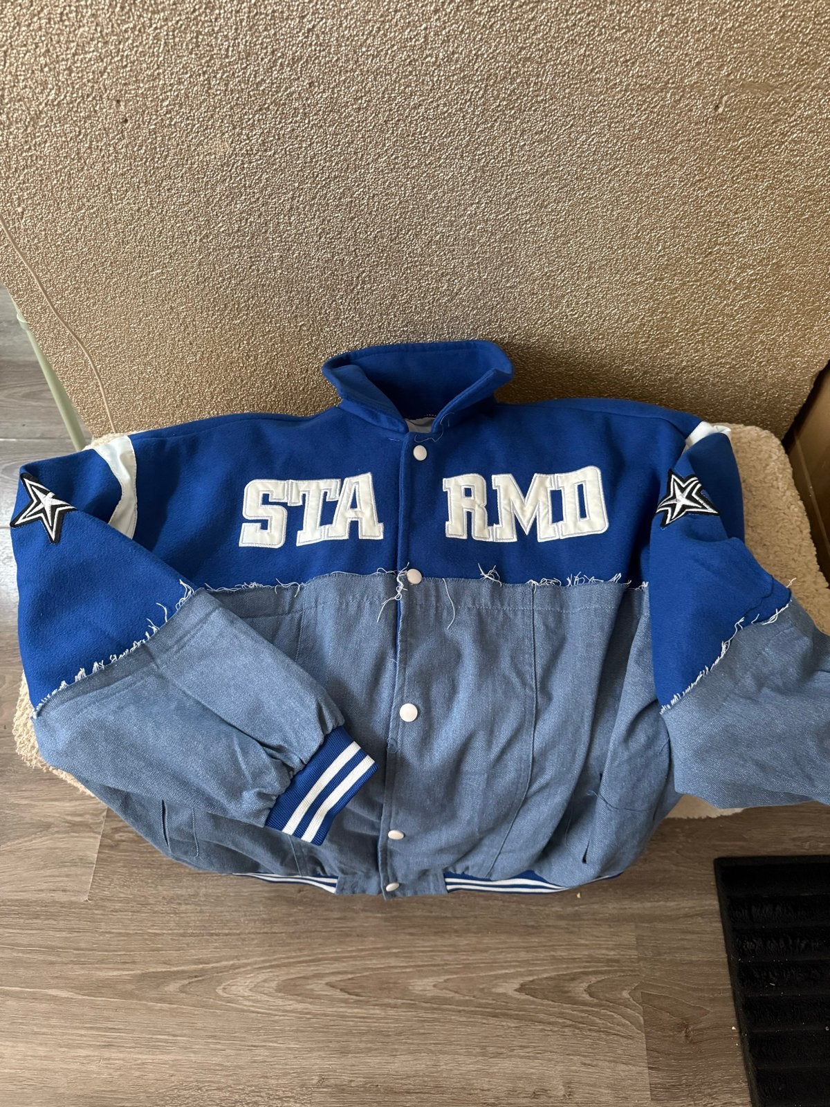 Unieke Varsity Jacket - Blauw/Denim met 'STA RMD' print - M, Ophalen of Verzenden, Nieuw, Maat 48/50 (M), Blauw