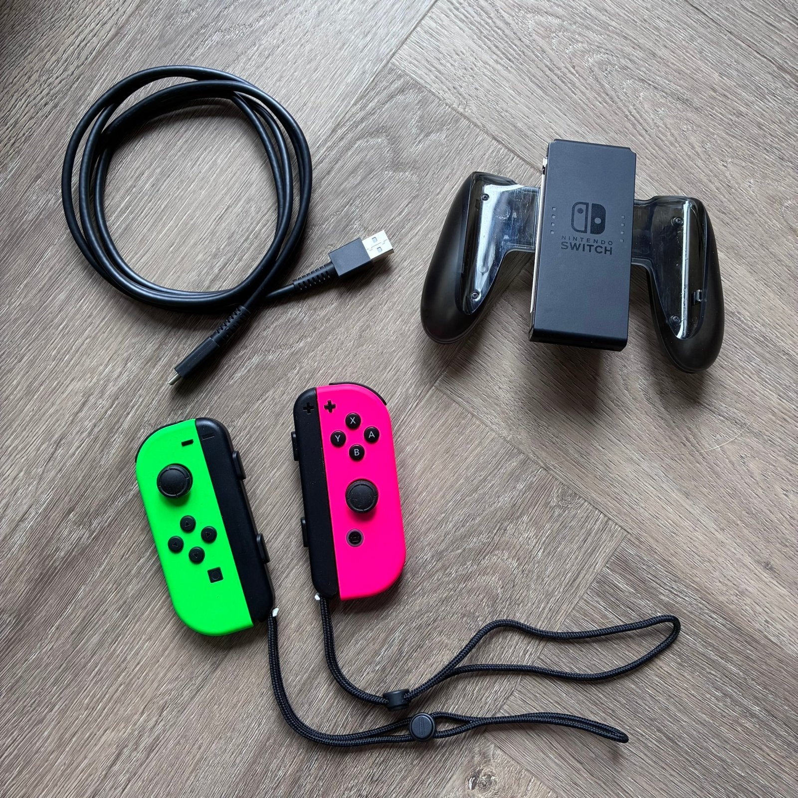 Nintendo Switch joy con controller set met joy con grip, Spelcomputers en Games, Spelcomputers | Nintendo Consoles | Accessoires