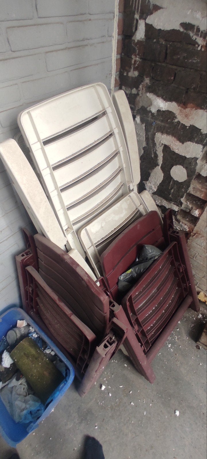 Partij gebruikte tuinstoelen (wit en rood), Ophalen, Gebruikt, Plastic