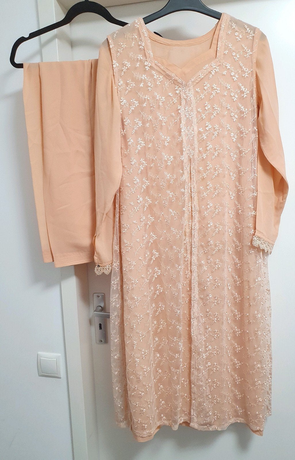 Nieuwe perzikkleurige jurk met broek en kant vest maat M, Maat 38/40 (M), Oranje, Ophalen of Verzenden, Onbekend