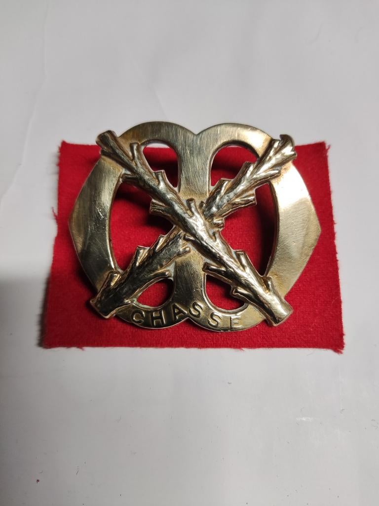 Oud koperen baretembleem Chassee, Ophalen of Verzenden, Landmacht, Nederland, Embleem of Badge