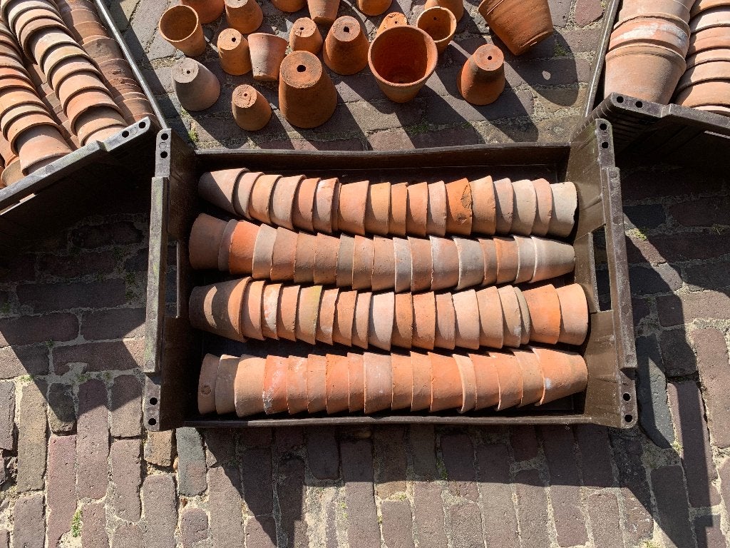 Foto 14 van Antieke handgemaakte aardewerken kweekpotjes