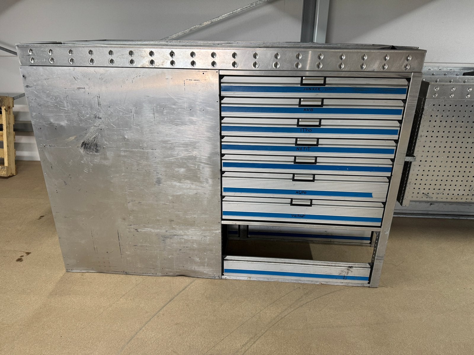 Aluminium ladekast, Ophalen