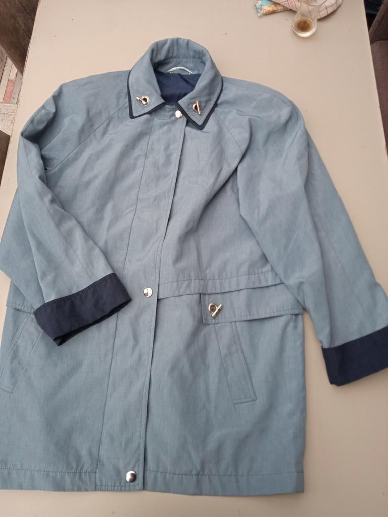 Stijlvolle lichtblauwe jas met donkerblauwe details, Maat 38/40 (M), Blauw, Ophalen of Verzenden, Onbekend