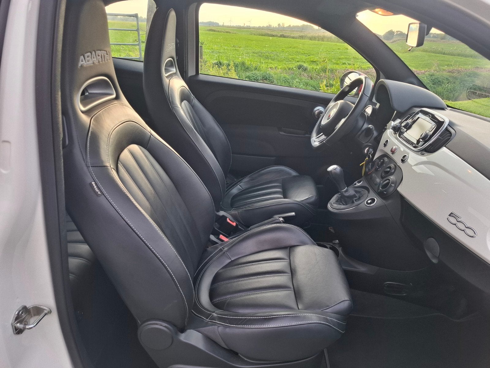Foto 10 van Fiat 500 1.4 T-jet Abarth 595 145pk Wit 2019 Leder