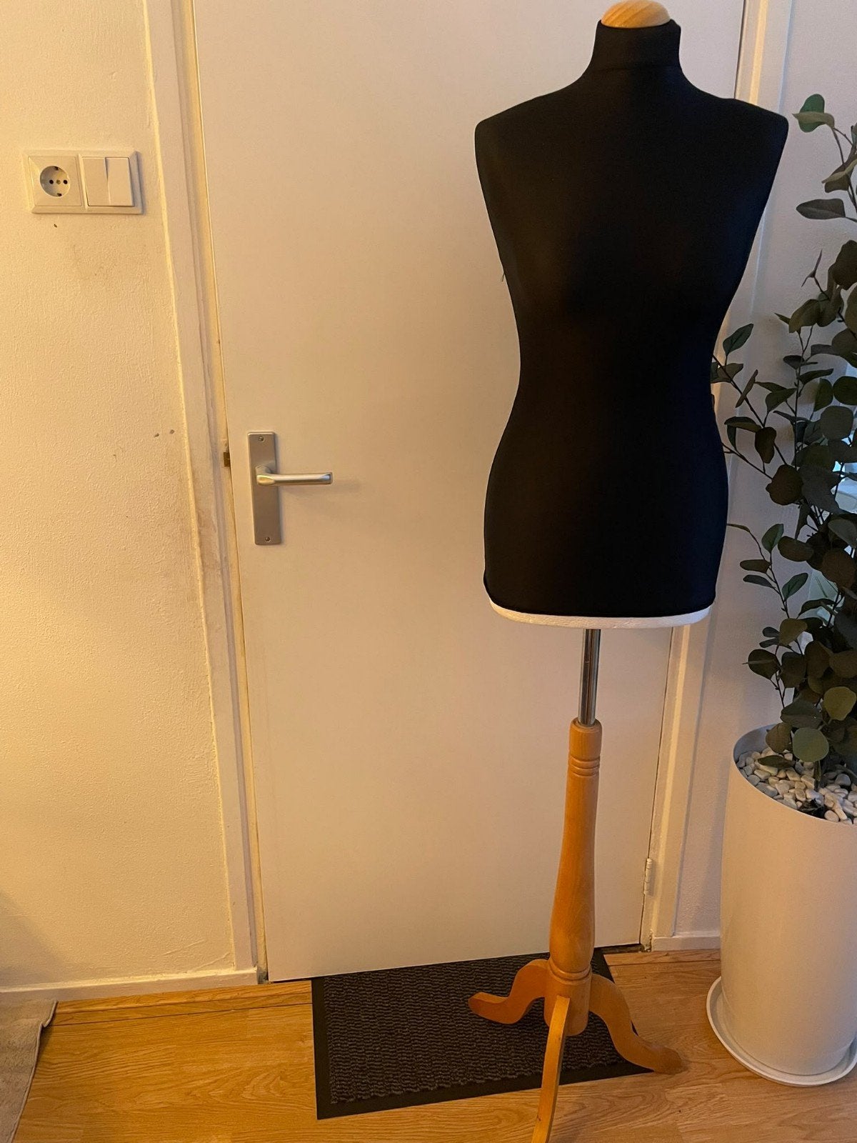 Zwart paspop met houten standaard, Onbekend, Ophalen of Verzenden, Zo goed als nieuw