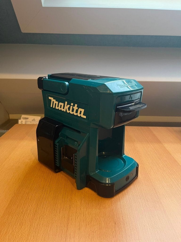 Makita DCM501Z 18V Li-Ion accu koffiezetapparaat body, Afneembaar waterreservoir, Gebruikt, Info@makita.nl, Gemalen koffie