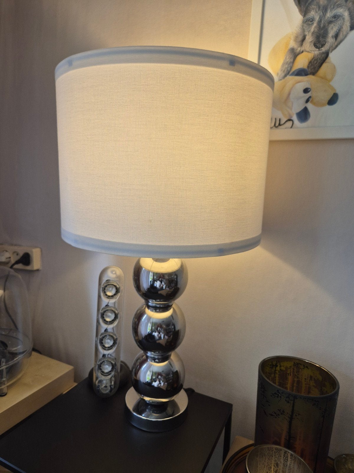 Moderne tafellamp met chromen voet en stoffen kap, Gebruikt, Ophalen of Verzenden, Textiel, Schemerlamp