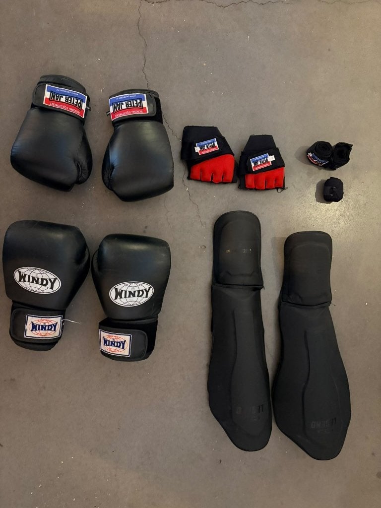 boks outfit: handschoenen, schoenen, beenbeschermers, Sport en Fitness, Ophalen, Zo goed als nieuw, Boks-accessoire