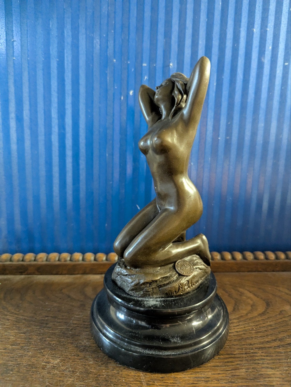 Bronzen beeld van een knielende vrouw op marmeren sokkel, Ophalen of Verzenden