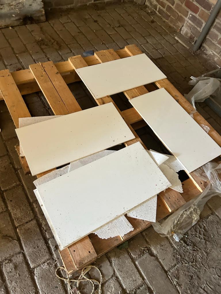 5 witte tegels sanitair ruimte, Gebruikt, Ophalen of Verzenden, Minder dan 5 m², 20 tot 40 cm