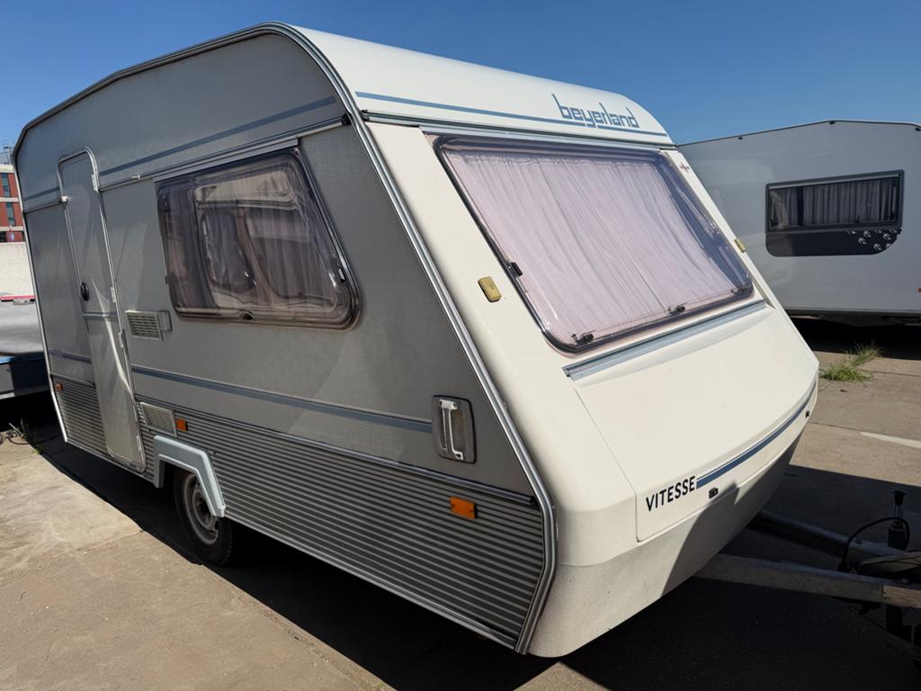 Beyerland Vitesse - Zeer nette caravan met luifel, Caravans en Kamperen, Caravans, Bedrijf, Treinzit, Tot en met 4, Luifel