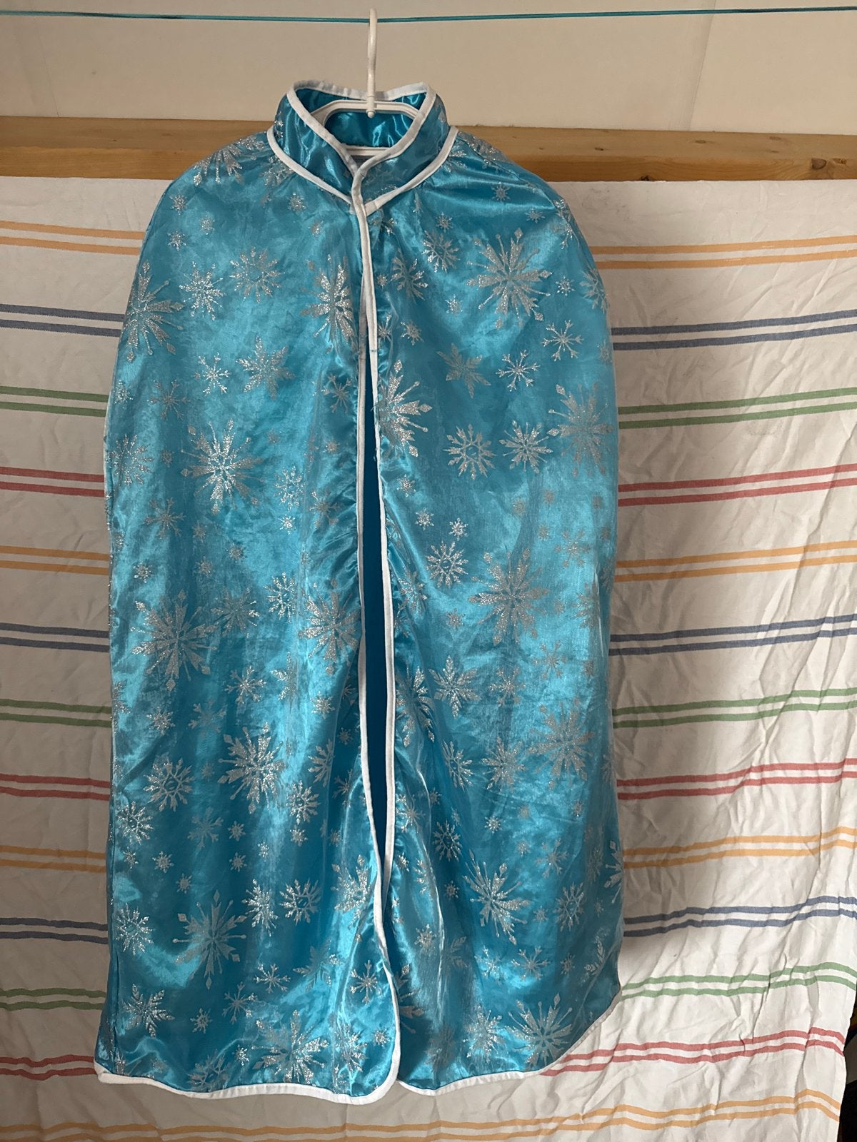 Frozen Elsa cape - Blauw met zilveren sneeuwvlokken, Ophalen of Verzenden, Zo goed als nieuw, 134 t/m 140, Meisje