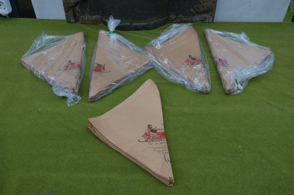 Oude puntzakjes met opdruk: Uyt den blikken trommel, koekjes, Ophalen of Verzenden