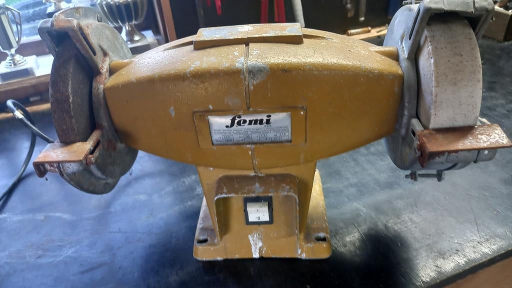 Te koop. Femi slijpsteen., Ophalen of Verzenden, Minder dan 700 watt, Werkbankslijpmachine