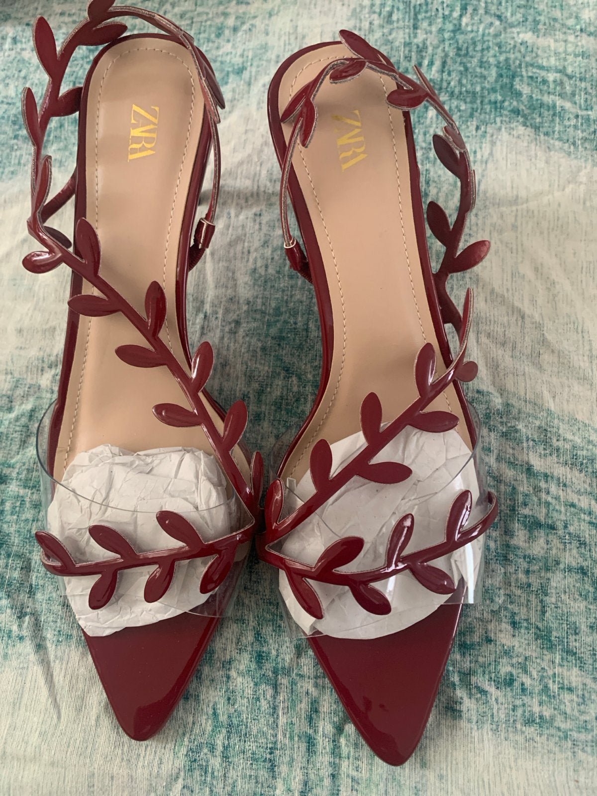 Nieuwe Zara hakken met bladmotief - Maat 41, Ophalen of Verzenden, Nieuw, Rood, Pumps