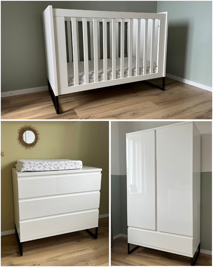 4-delige babykamer – ledikant, kast, commode & wandplank, Ophalen, Zo goed als nieuw, Jongetje of Meisje