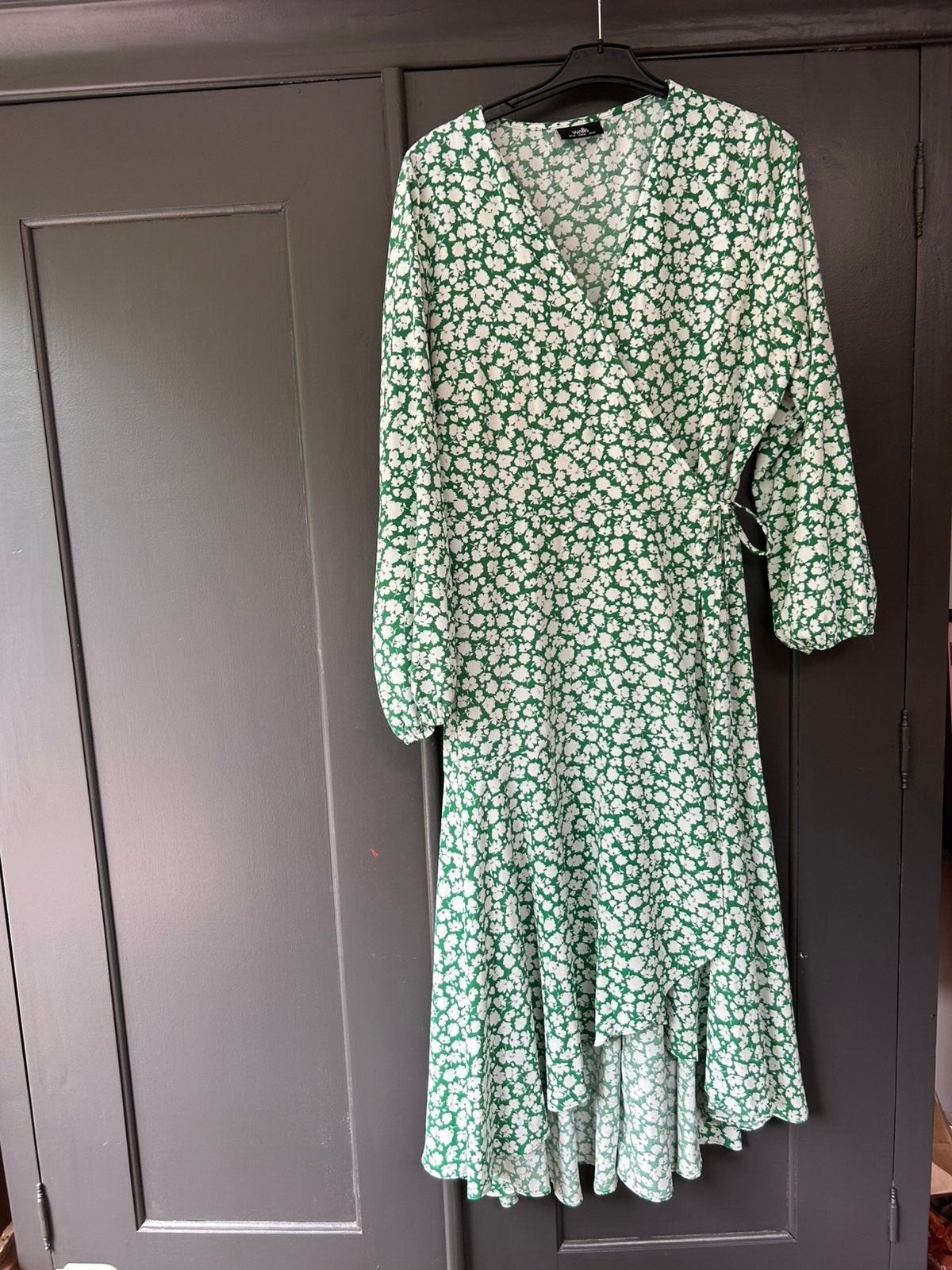 Mooie overslagjurk van Wallis maat 46, Ophalen of Verzenden, Zo goed als nieuw, Maat 46/48 (XL) of groter, Onder de knie