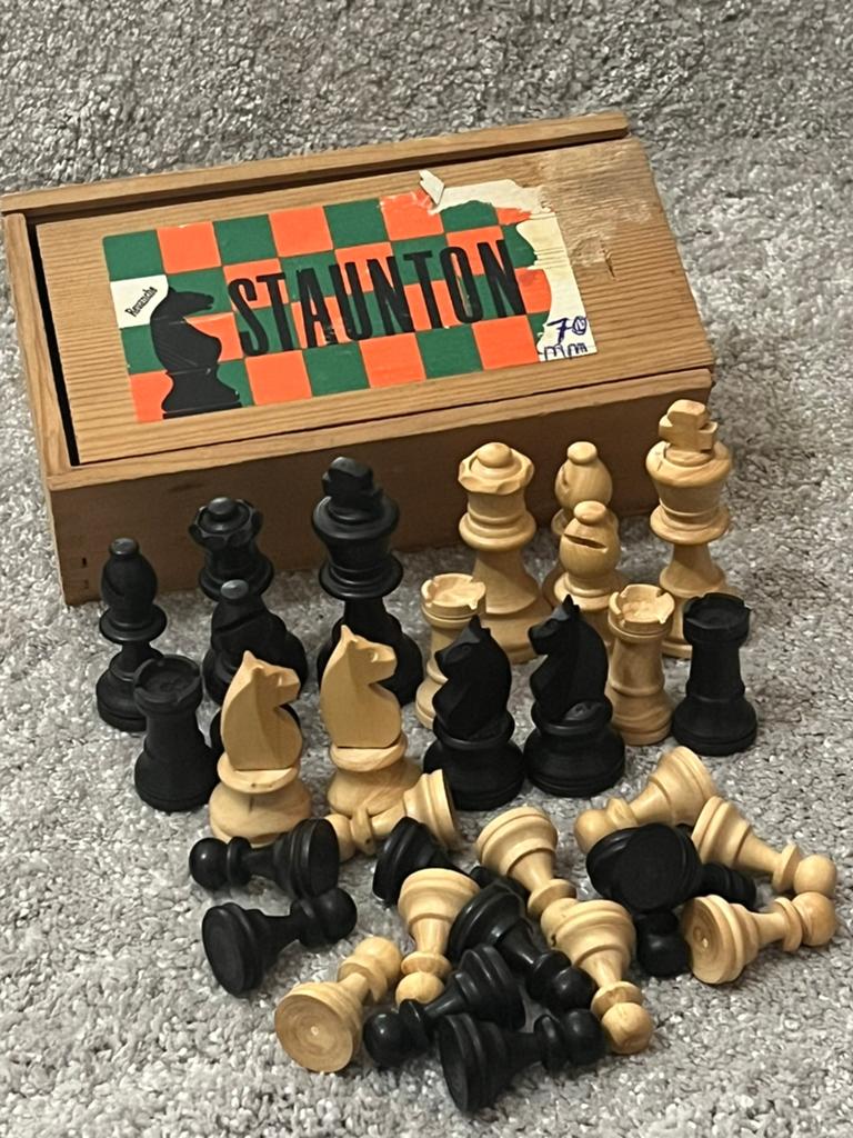 Vintage Staunton schaakspel met houten kistje, Een of twee spelers, Ophalen of Verzenden, Gebruikt