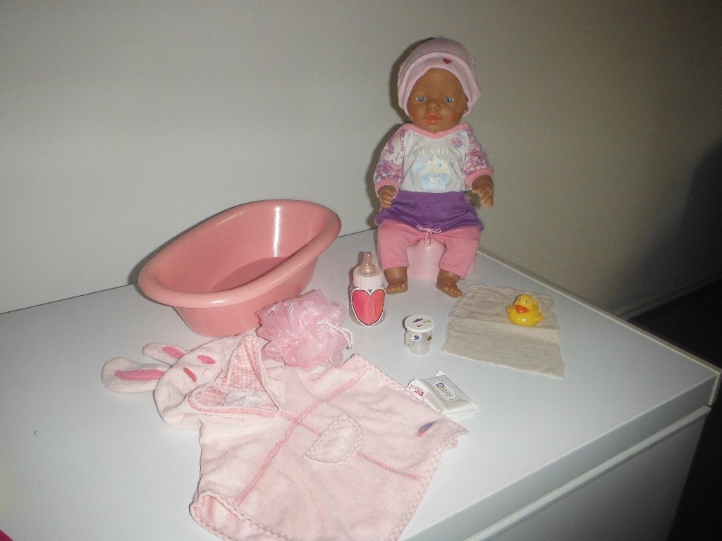 baby born met bad en badcape + acc, Ophalen, Gebruikt, Babypop