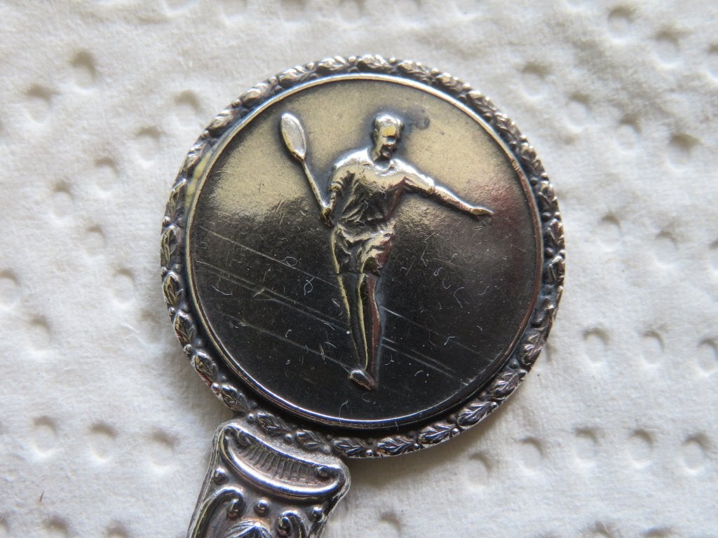 Verzilverd Lepeltje Tennisser / Tennisspeler, Verzamelen, Overige materialen, Verzenden, Verzilverd, Zo goed als nieuw