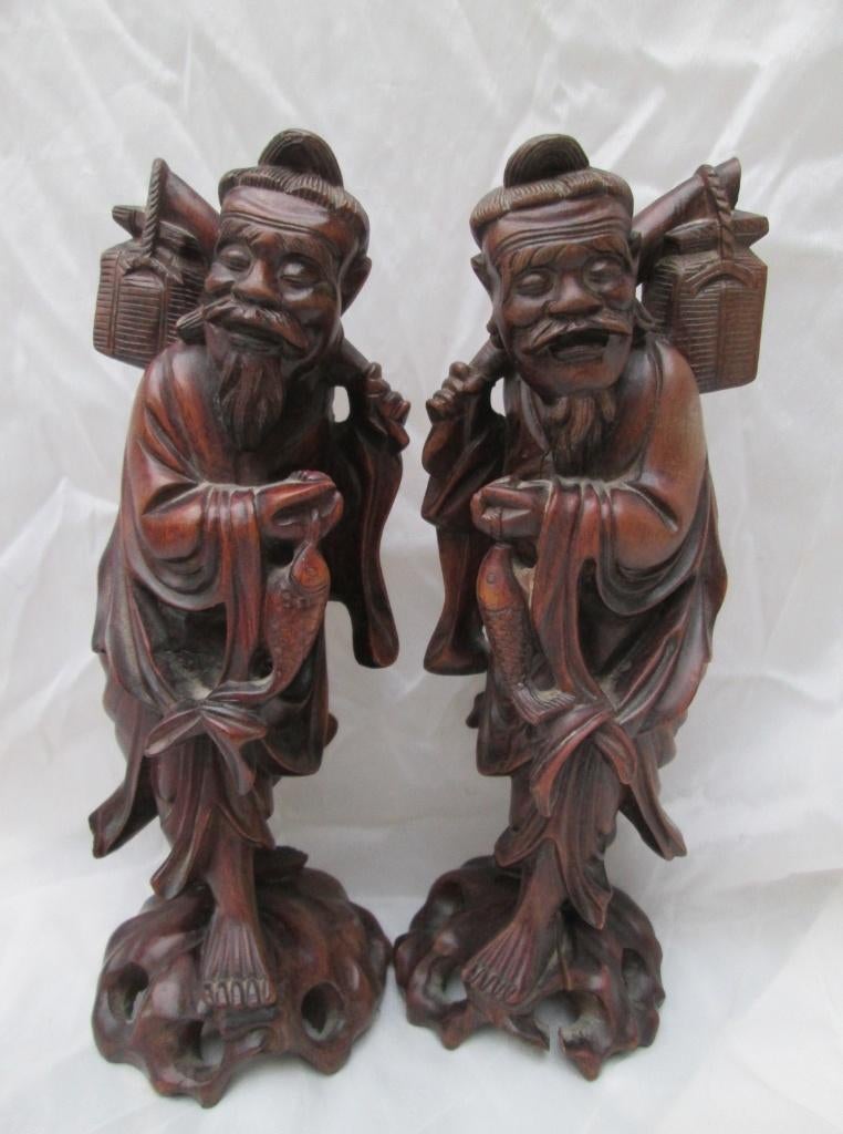 2 Identieke Chinese Hardhouten Beelden Vissers 21 cm, Antiek en Kunst, Kunst | Beelden en Houtsnijwerken, Ophalen of Verzenden